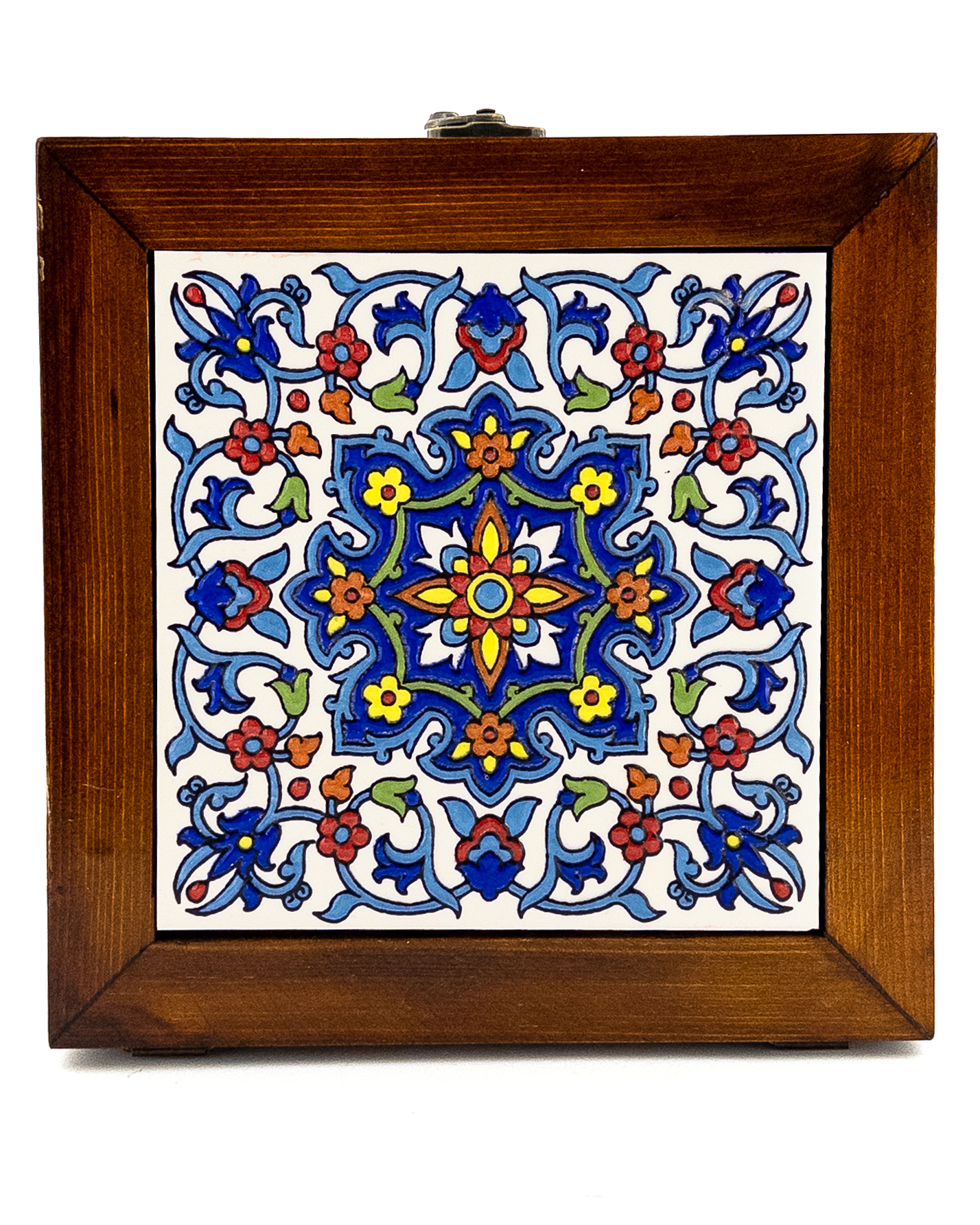 جعبه چوبی بزرگ با کاشی هفت‌رنگ گل‌دار با پس‌زمینه سفید و طرح اسلیمی آبی – هنر اصیل ایرانی