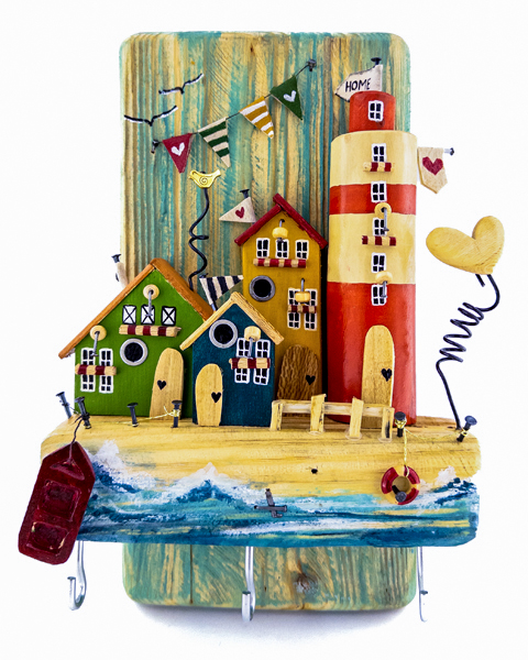 جاکلیدی چوبی دست‌ساز طرح ساحلی با خانه‌های رنگی کنار دریا_دکور هنری و مینیمال