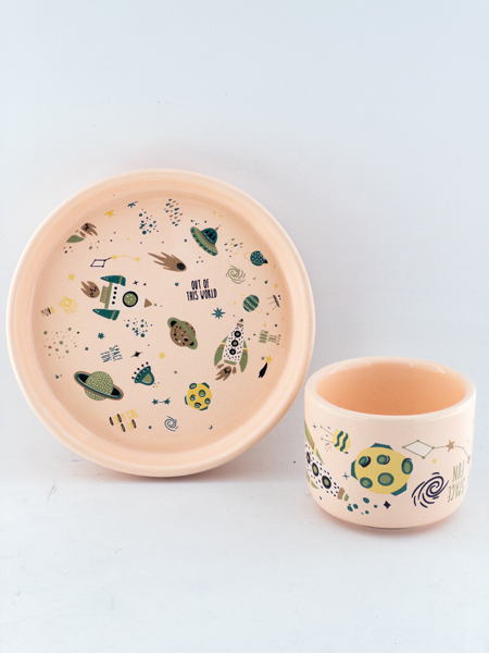 ست ظرف غذای کودک سرامیکی طرح فضا و فضانورد و سفینه– بشقاب لبه‌دار و فنجان