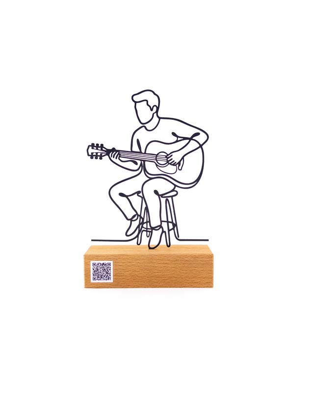 تندیس فلزی مرد گیتاریست روی صندلی، پایه چوبی و QR Code | مجسمه دکوراتیو خاص طرفداران موسیقی
