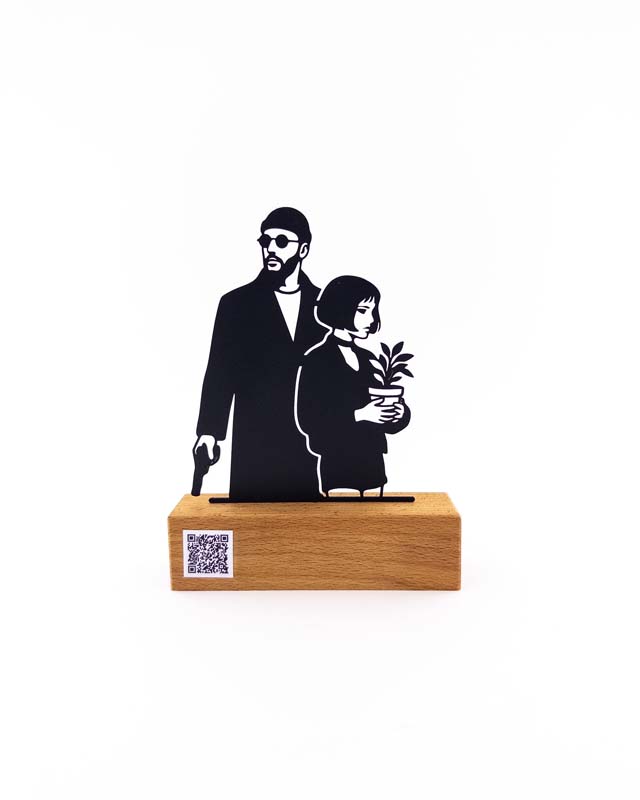 تندیس فلزی لئون و ماتیلدا، پایه چوبی و QR Code | مجسمه دکوراتیو خاص طرفداران فیلم حرفه‌ای