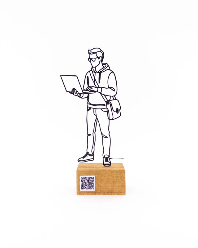 تندیس فلزی آقای مهندس‌ با لپ‌تاپ، پایه چوبی و QR Code | مجسمه دکوراتیو خاص